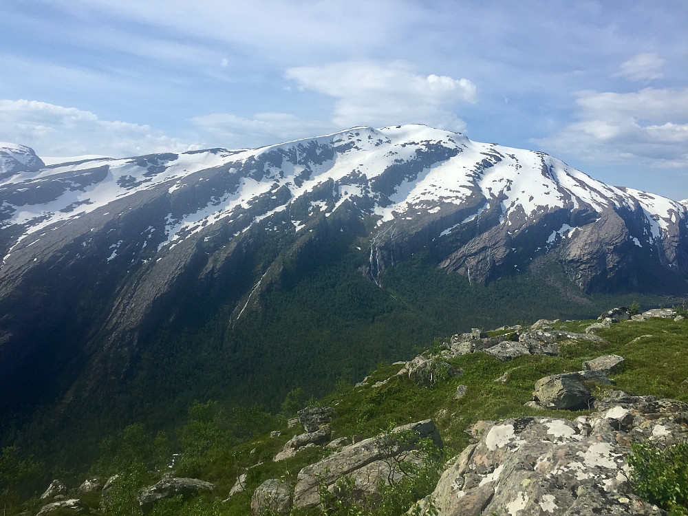 Snønyken sett fra høgste punktet 632, denne toppen har stått på blokka lenge, men fjellet står nå der ... :-)