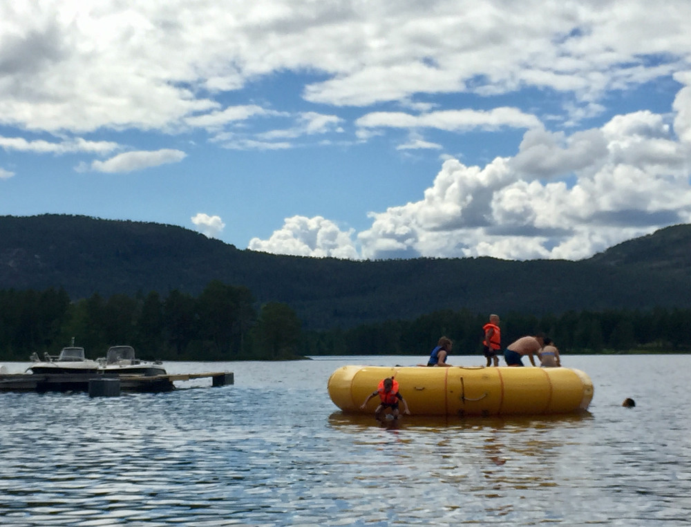Bading i Vrådal. Vinjar hopper fra Trampolina