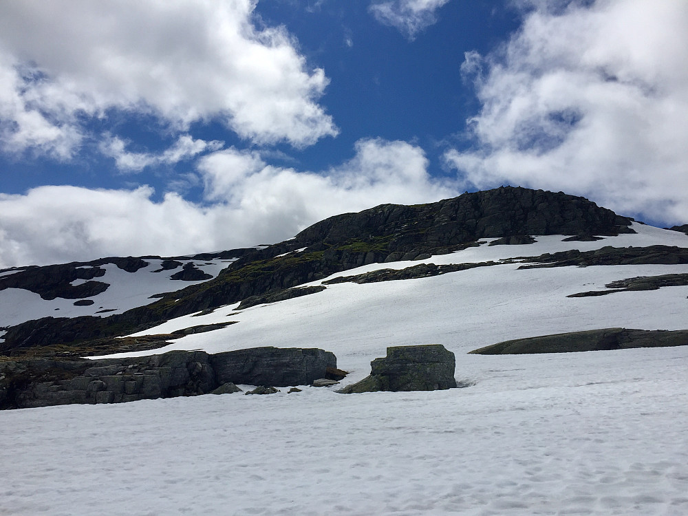 Mye snø på Røldalsfjellet, her er det fortsatt skiføre
