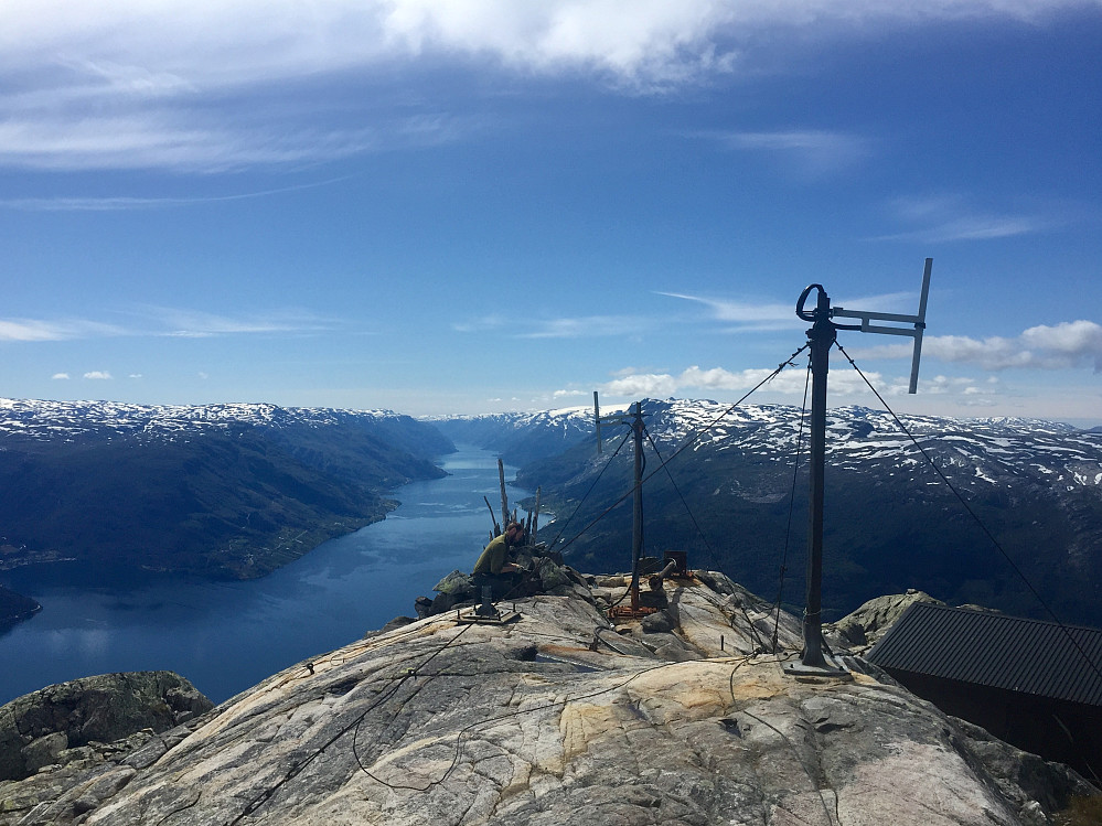 Radioinstallasjon på toppen av den 1 meter lavere Veten. Her drev en av eierne vedlikehold