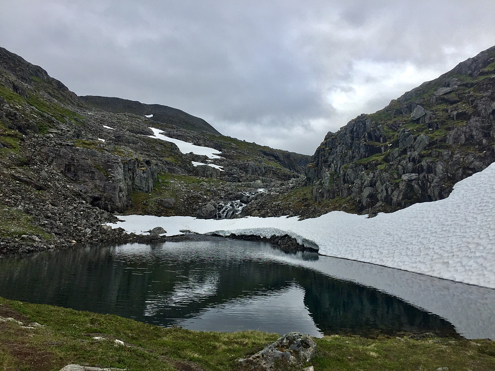 Via stien oppover mot Tindeskarvatnet