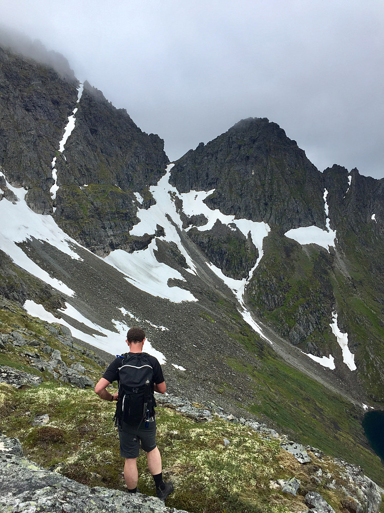 Ser mot Nordre Dalmannshornet og nordøstskaret vi skal opp. Litt spent på snøfeltet...