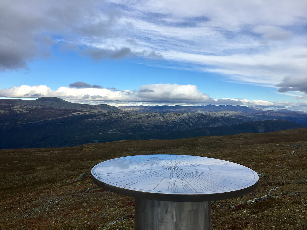 Sikteskive på toppen. Ser mot Rondane
