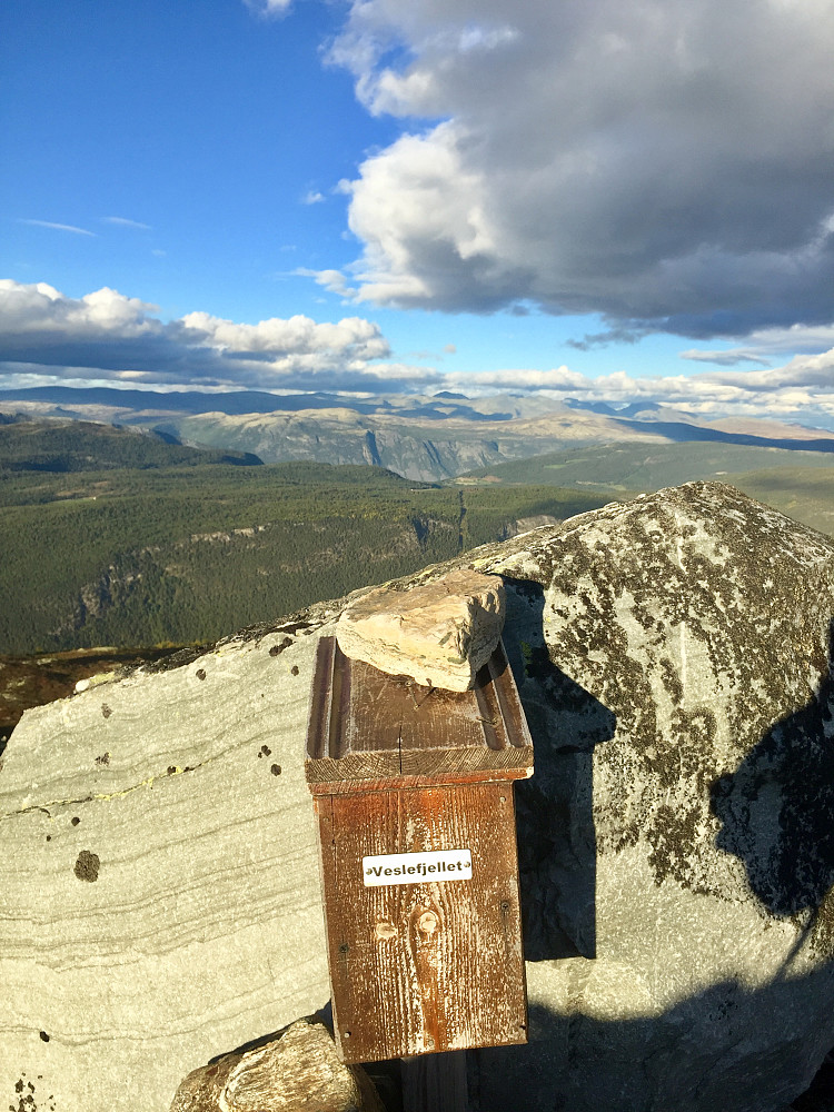 Ved Veslefjellet var postkasse med hjerteformet stein oppå :-)