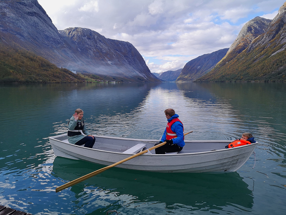Ute i båt med tante Trine og fetter Sverre