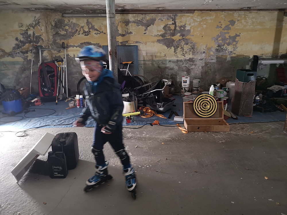 Rollerblades og pilkasting - spennende kombinasjon 