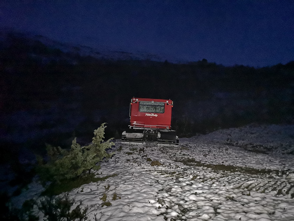 En merkedag når tråkkemaskina blir parkert ovenfor Lotsstøylen - hvilket betyr at vinteren er i anmarsj :-) 