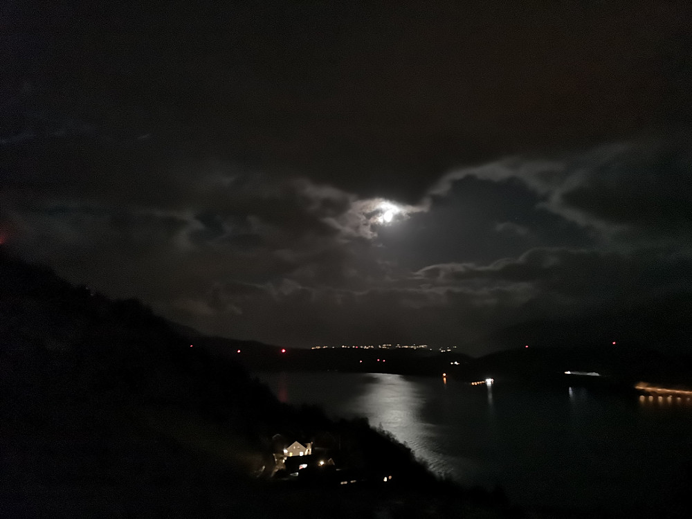 En nymåne kommer frem fra skylaget og måneskinnet over Nordfjorden kommer til syne - herlig !