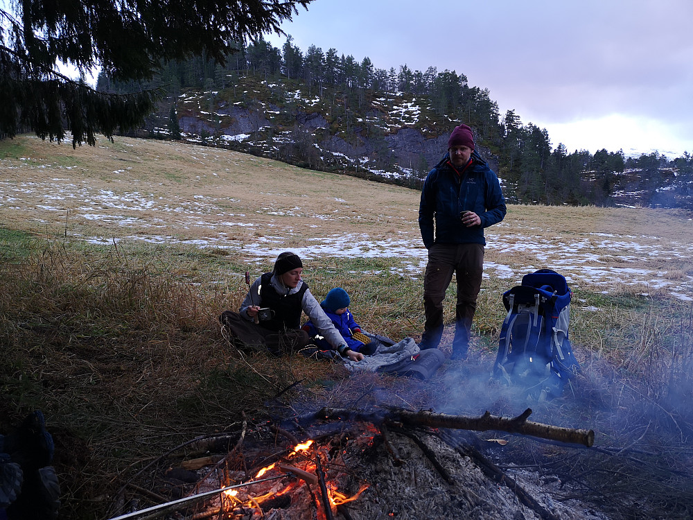 Bålbrenning ved Myrane etterpå og hogst av gran til hagen