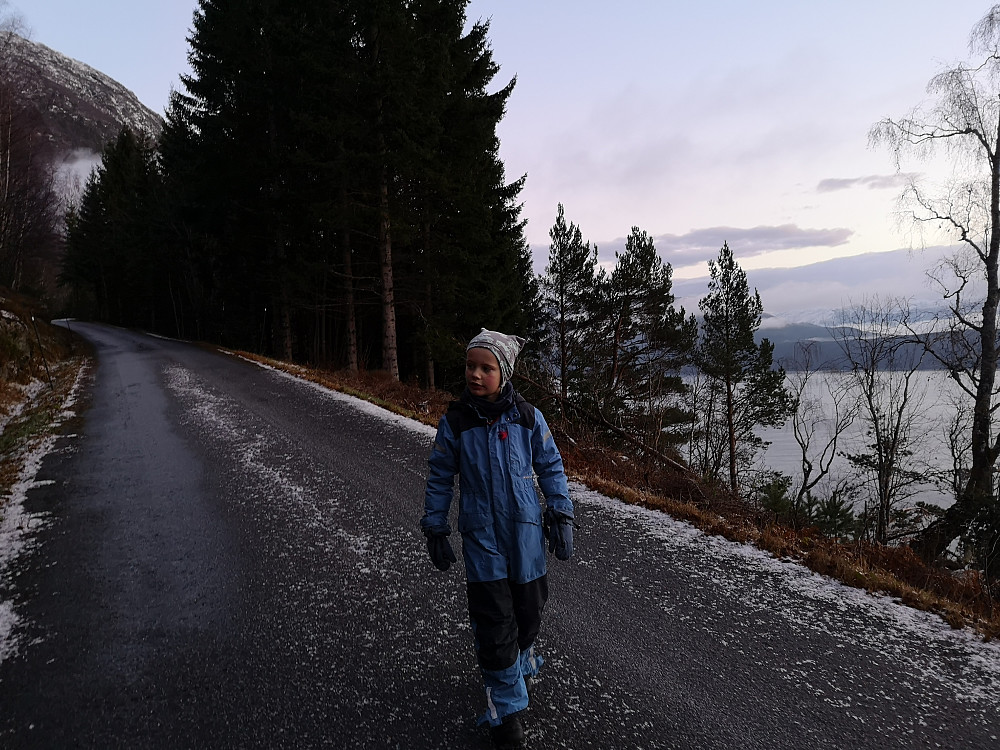 Mye leik med klinkekulebane for Vinjar på formiddagen samt pepperkakebakst derfor nødvendig å lufte seg sammen en runde ned på Høgehammaren. 