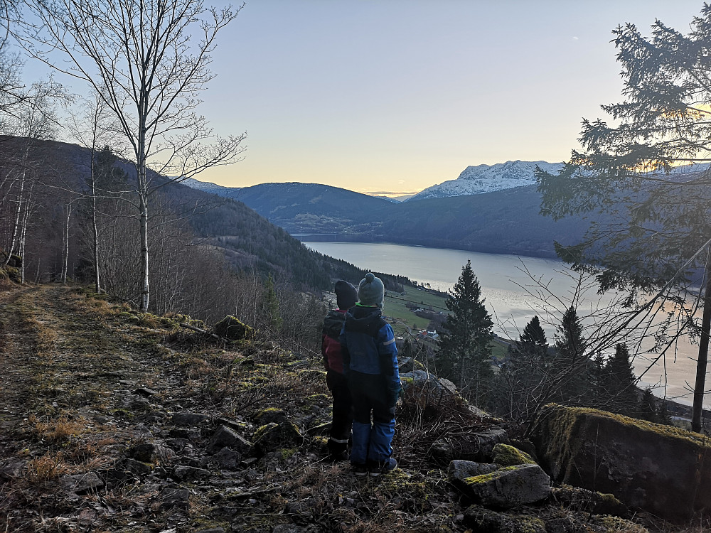Nyter utsikten over fjorden på vei oppover