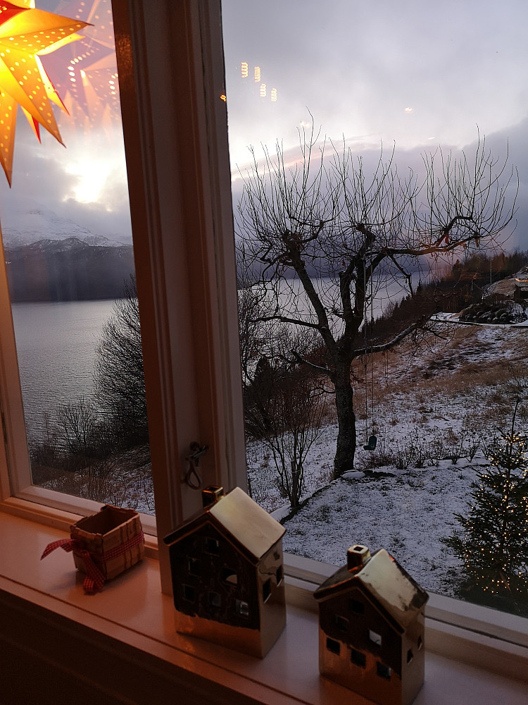 Iallfall litt snø rundt huset