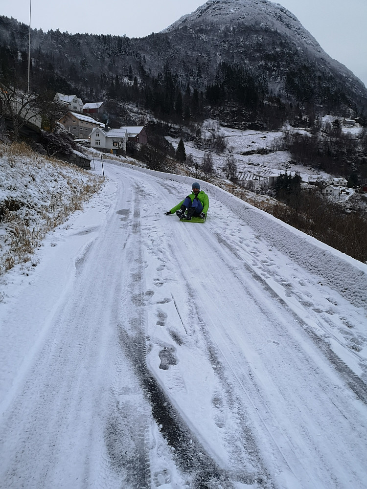 Aking på veien etter tur. Ikke mye snø, men nok til at det gikk susende fort! 