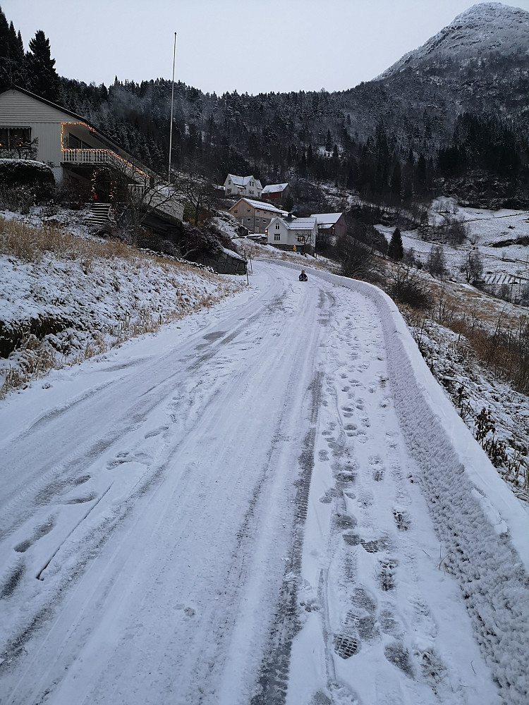 Aking på veien etter tur. Ikke mye snø, men nok til at det gikk susende fort! 