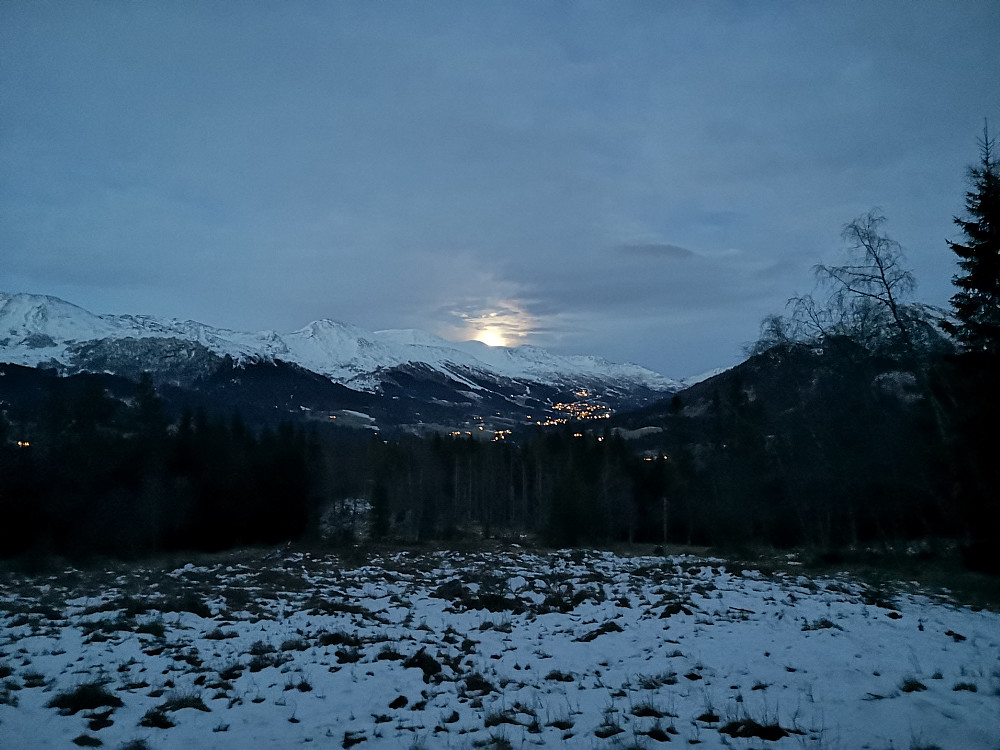Månen på vei opp over Hjelmelandsdalen