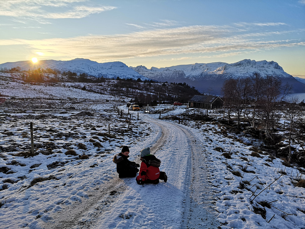 Ikke mye snø i starten fra støylen, men klarte å ake hele veien nedover igjen i susende fart