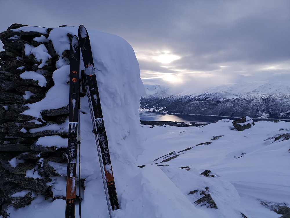 Kjekt å lufte fjellski til topps, sesongens første skitur til Svartegga