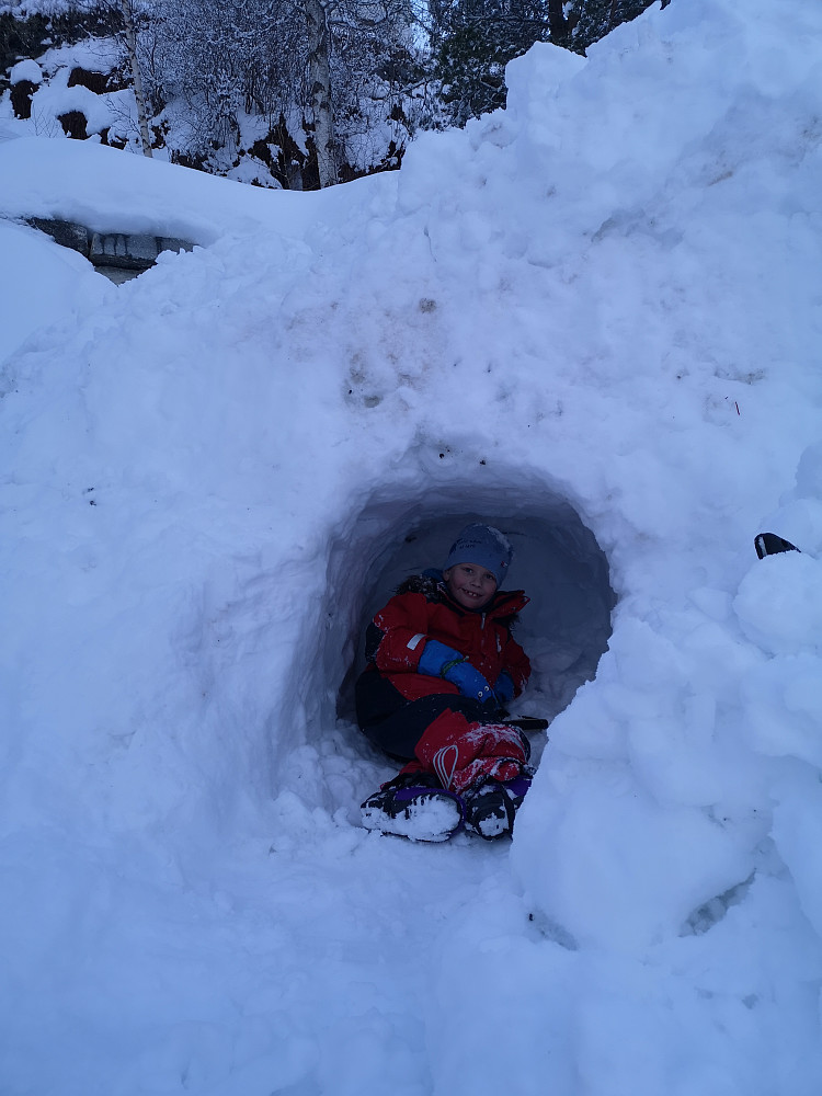Vi brukte lang tid på å grave snøhule også, stor stas for VInjar