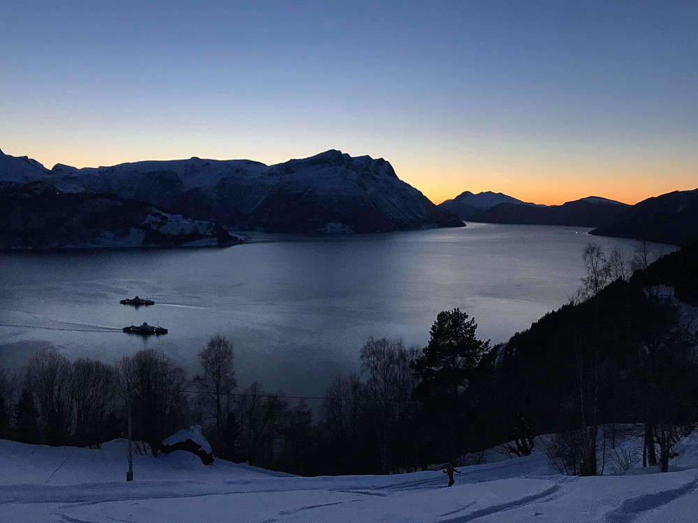 Siste svingene ned fra Lotsbergskåra