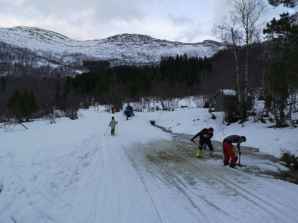 Røde kors og karer fra Harpefossen skipatrulje i full gang med rensking av gravearbeid for å lede vatnet i røra under veien ved Sevlandssætra