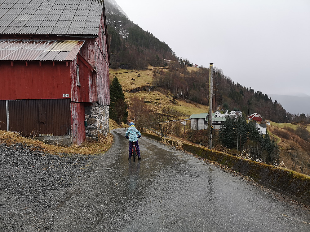 Sykkel nedover til kraftstasjonen 