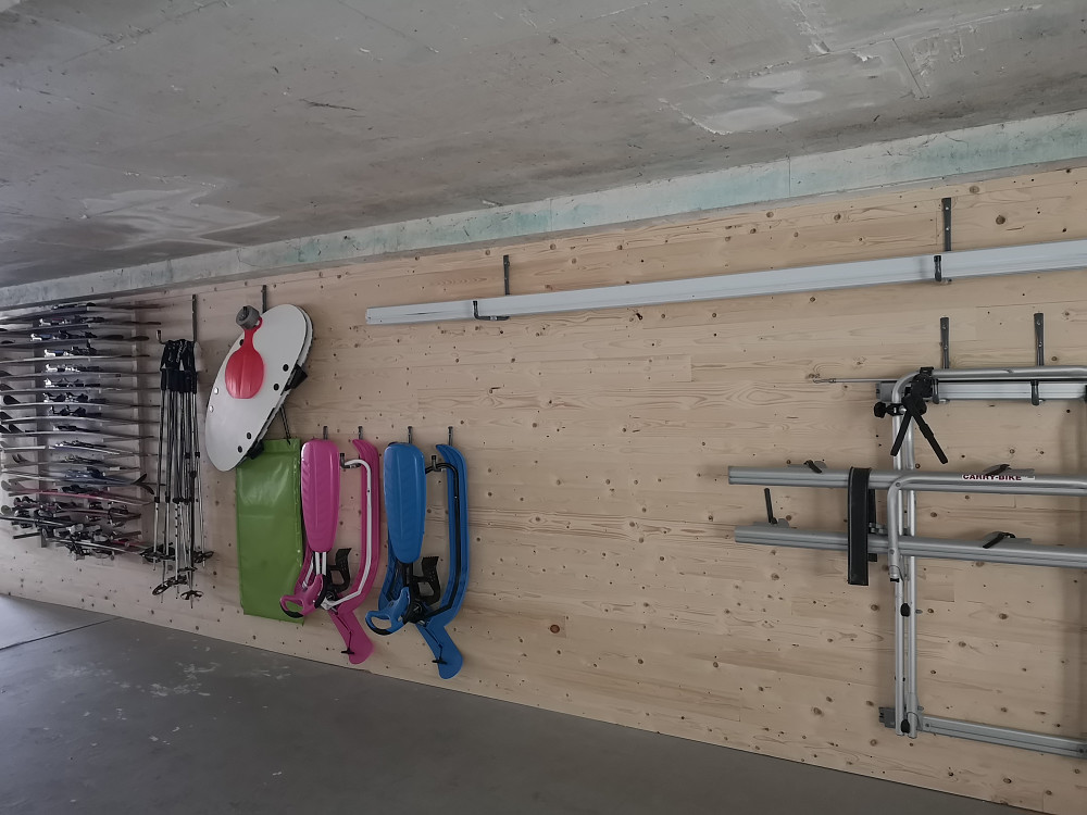 Ove har stått på de siste dagene og fått skikkelig flott orden på både verkstedet og resten av oppbevaringsområdet i garasjen.