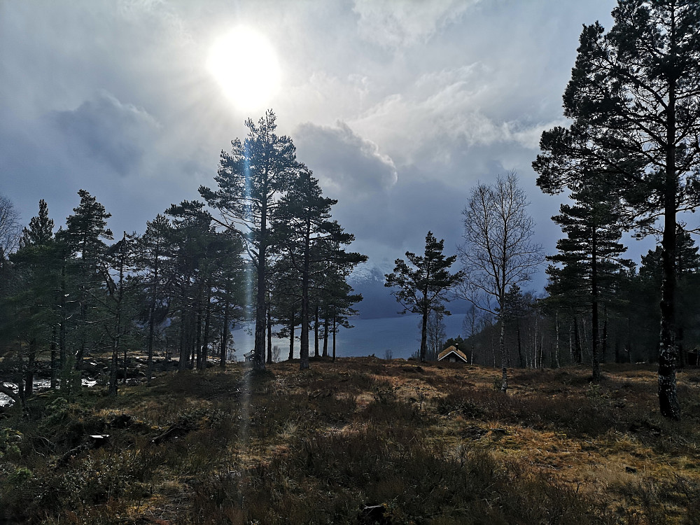Kortvarig gløtt av sol ved Lotsbergstøylen