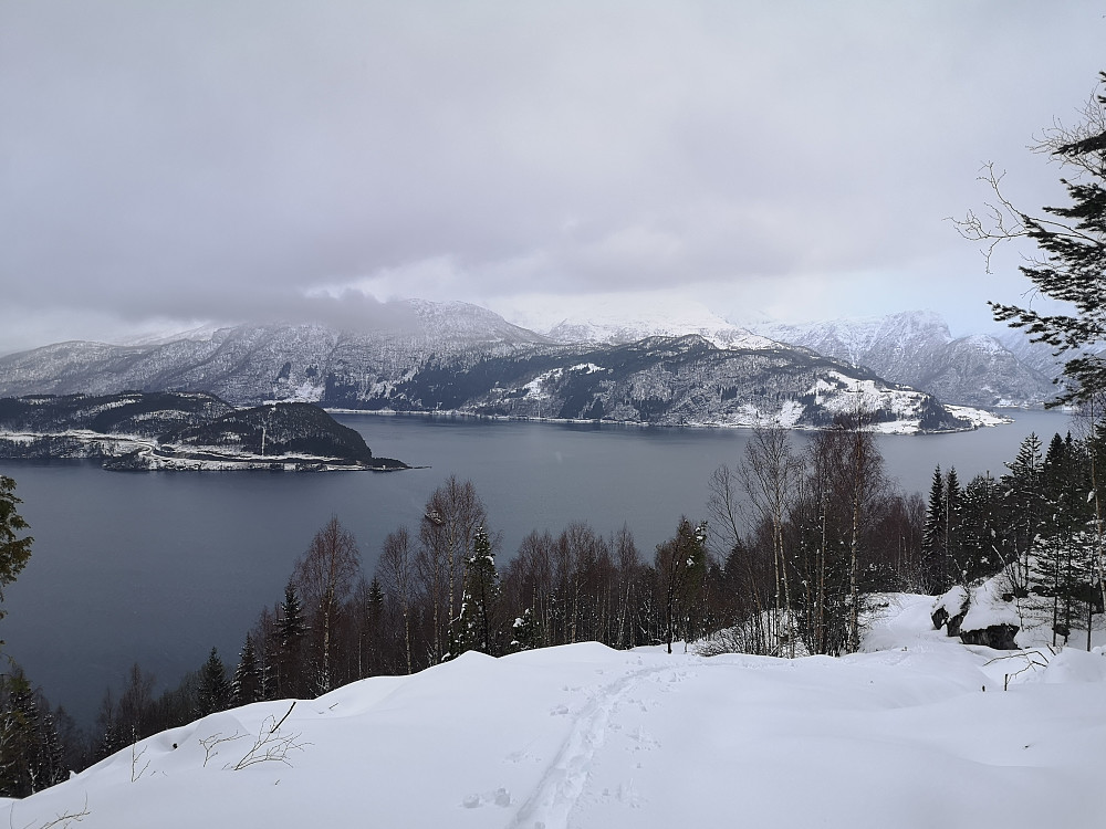 Fra Gardfjøsen og utsikt mot fjorden