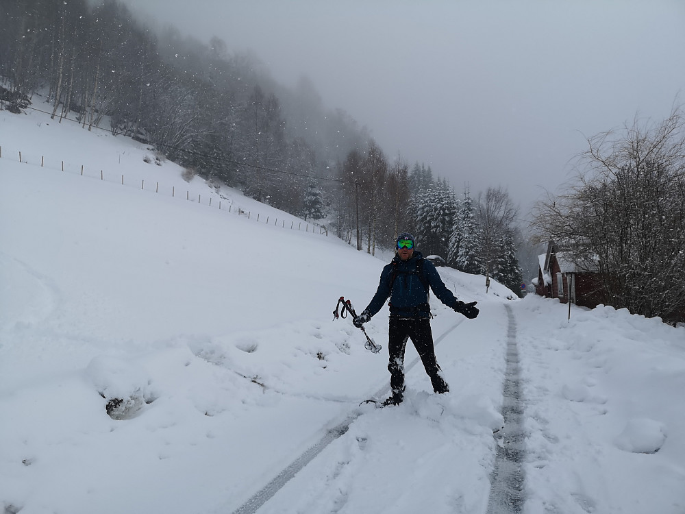 Tom på splitboard kjempefornøyd med siste bratte biten ned rørgata!