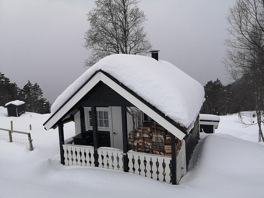 Mye snø på vestsida av taket