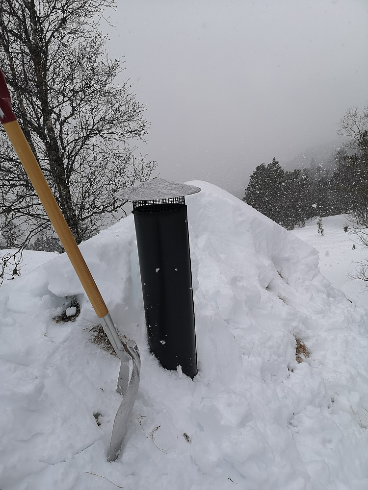 Mye snø på vestsida av taket