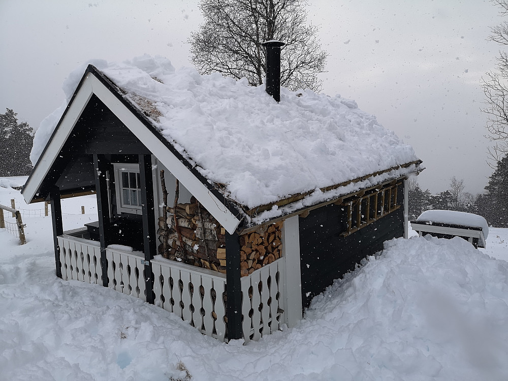 Mye snø på vestsida av taket, godt fornøyd med innsatsen 