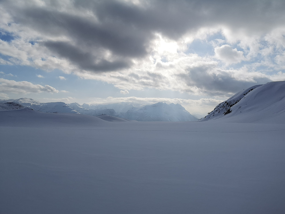 Flott lys ut fjorden ved Kinna