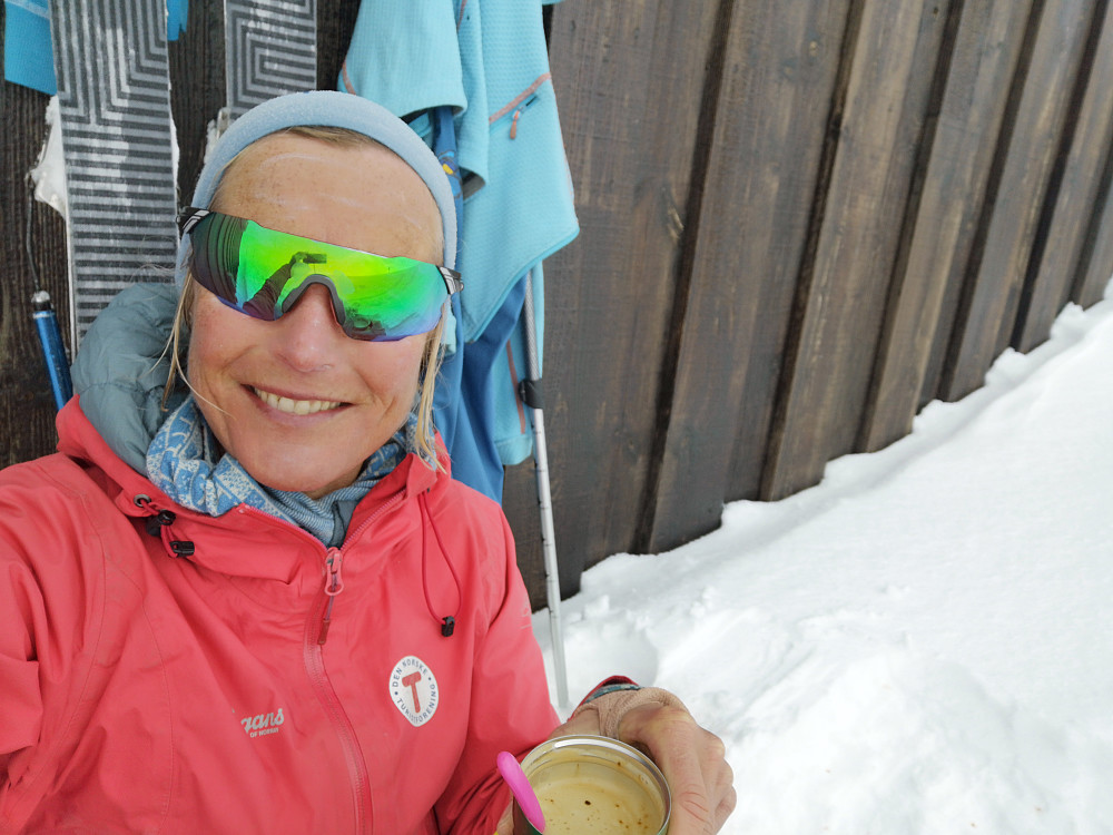 Nyter en kaffe latte på toppen av Sagetindane