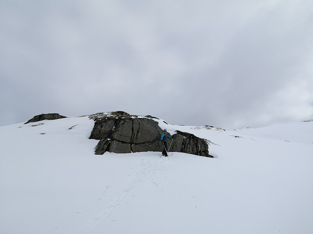 Her fant vi en flott plass å stoppe. Fikk aket og lekt litt i snøen før vi returnerte ned igjen