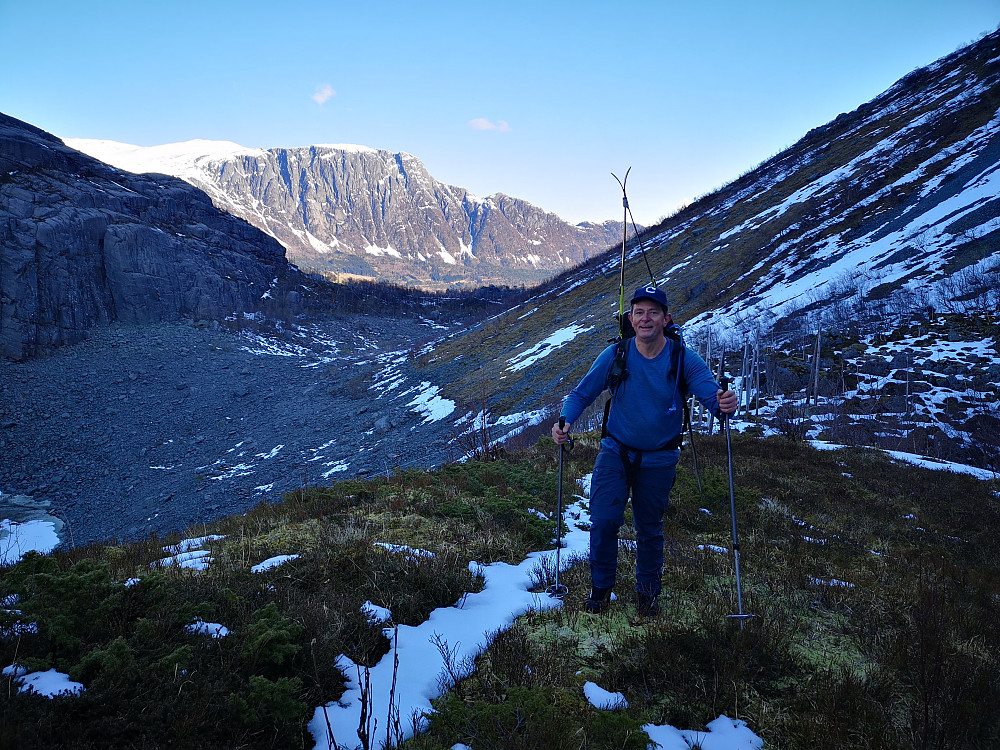 Vi har passert Litle Åskorvatnet og beveger oss oppover en av legdene som er en del av hyllesystemet i dette fantastiske området