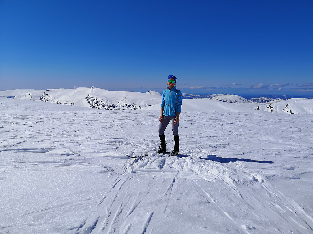 På Blåbreen og høgste punkt 1331. Utsikt mot Keipen, Plogen og Saga