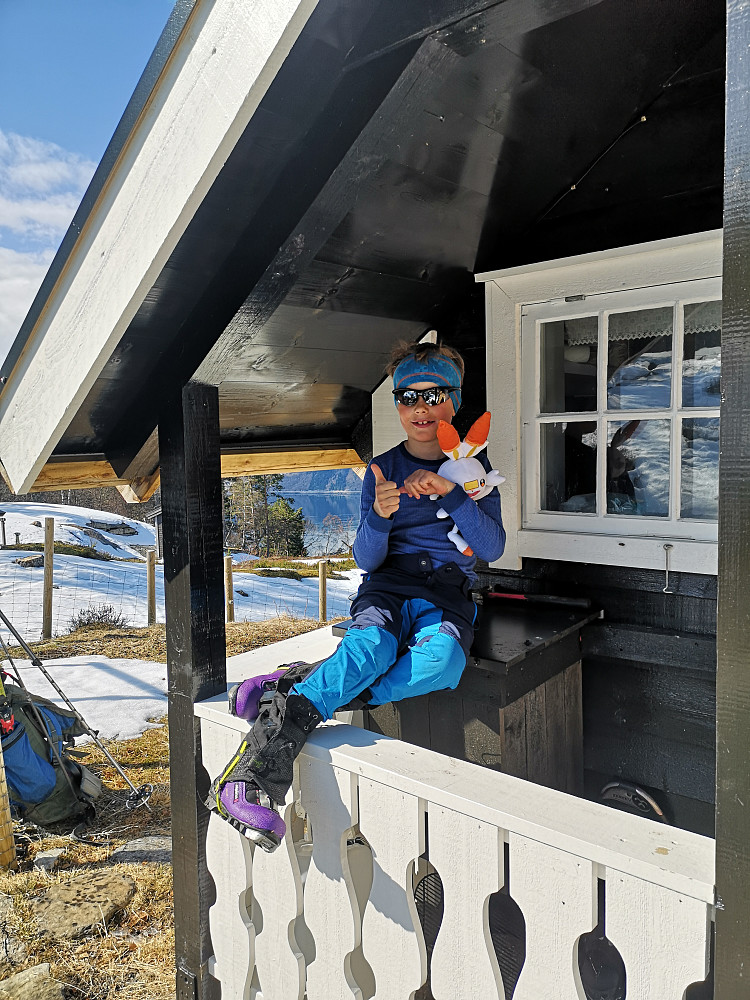 Fottur opp til støylen hvor vi tok på skia