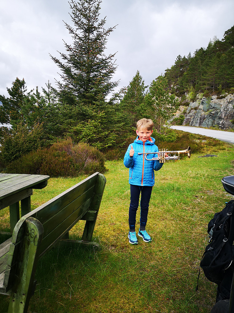 Hørte noe susing på vei opp mot sykkelen min igjen og ante ikke at jeg nesten var under vindmølla! De er gigantisk store men lager ikke så mye støy, overraskende i den sterke vinden som var...