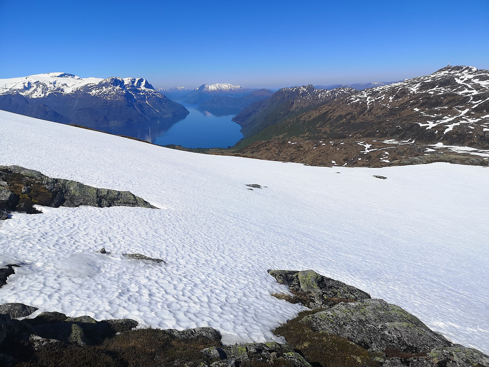 Mye snø, kan enda renne på sammenhengende snøfelt ned til Kinna omtrent, skulle gjerne hatt med skia :-)