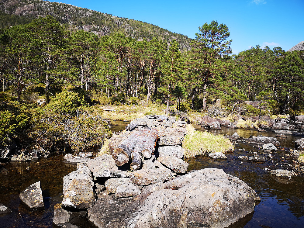 Brua over Urarlva hvor stien starter