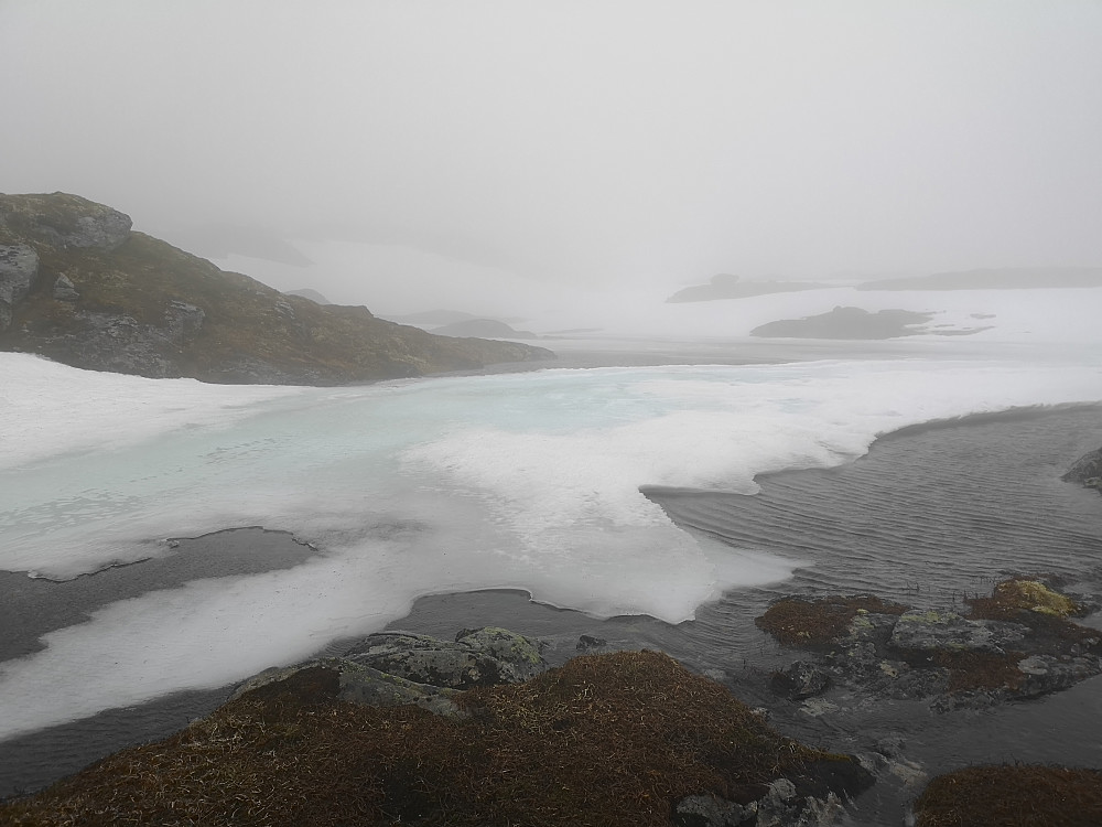 Ennå endel snø og is ved Svarteggevatnet
