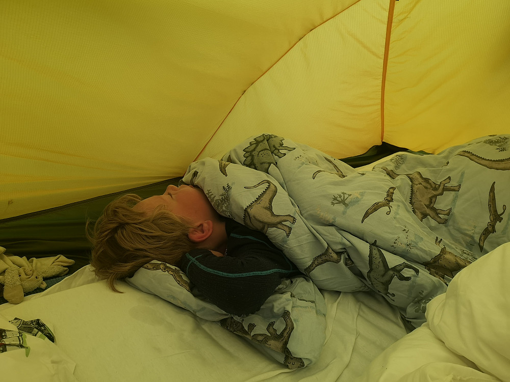Sover godt i teltet når sola ikke steiker