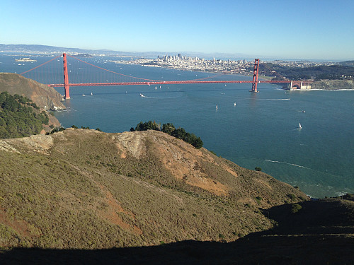 Golden Gate Bridge og San Fransisco sett fra veien opp mot Hawk Hill