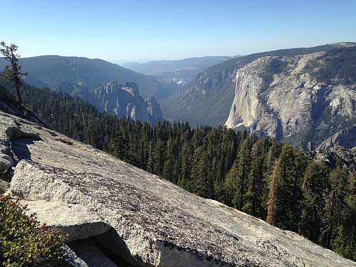 på vei mot toppen av Sentinel Dome med utsikt mot El Capitan og Yosemite valley