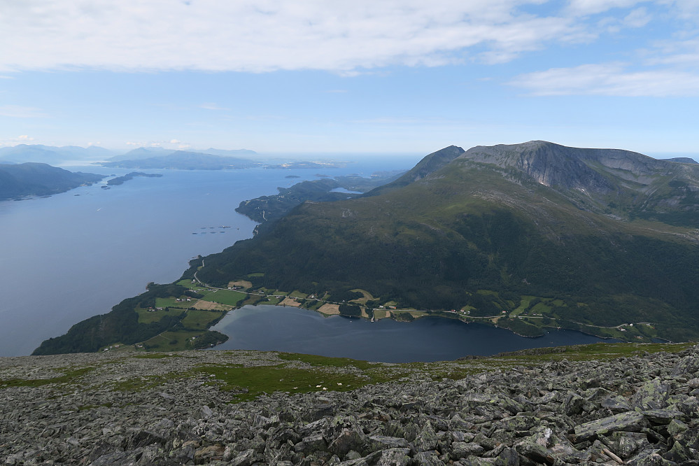 Utsikt mot Sør-Tustna, Halsafjorden og Aursundet