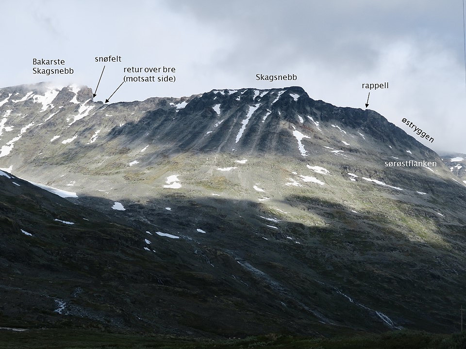 Skagsnebb sett fra Leirvassbu i sørvest med noen sentrale punkter merket på. Vi gikk fra høyre til venstre og returnerte over breen på baksida