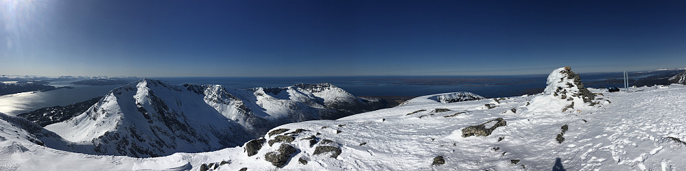 Utsikt vestover (Jørgenvågslen) og nordover (Smøla) 
