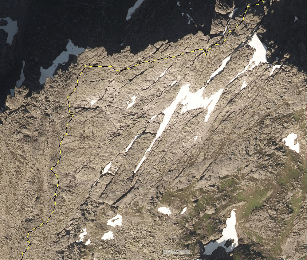 Utsnitt frå norgeskart.no som viser oppsprekking i berggrunnen på toppen av Eggene NØ1 (1258 moh). Ruta vår er markert med gul og svart strek. (utsnitt frå norgestkart.no)