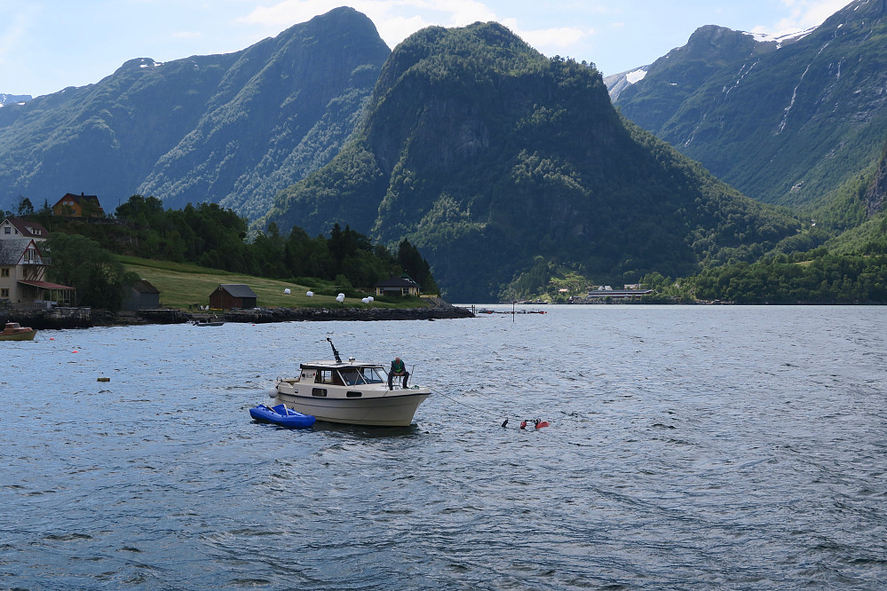 Båten Best1 på Hestnesøyra med Skjerdalen i bakgrunnen. 